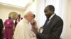 Le pape François serre la main du président du Sud-Soudan Salva Kiir au Vatican, le 11 avril 2019. (Médias du Vatican / Distribution via REUTERS) 