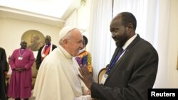 Le pape François serre la main du président du Sud-Soudan Salva Kiir au Vatican, le 11 avril 2019. (Médias du Vatican / Distribution via REUTERS) 