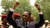 Le président tchadien Idriss Deby salue ses partisans dans la capitale N&#39;djamena le 14 avril 2006, un jour après que les insurgés tchadiens ont attaqué N&#39;Djamena dans un assaut par des combattants qui ont juré de mettre fin au règne de Deby et de bloquer une présidentielle du 3 mai 2006.