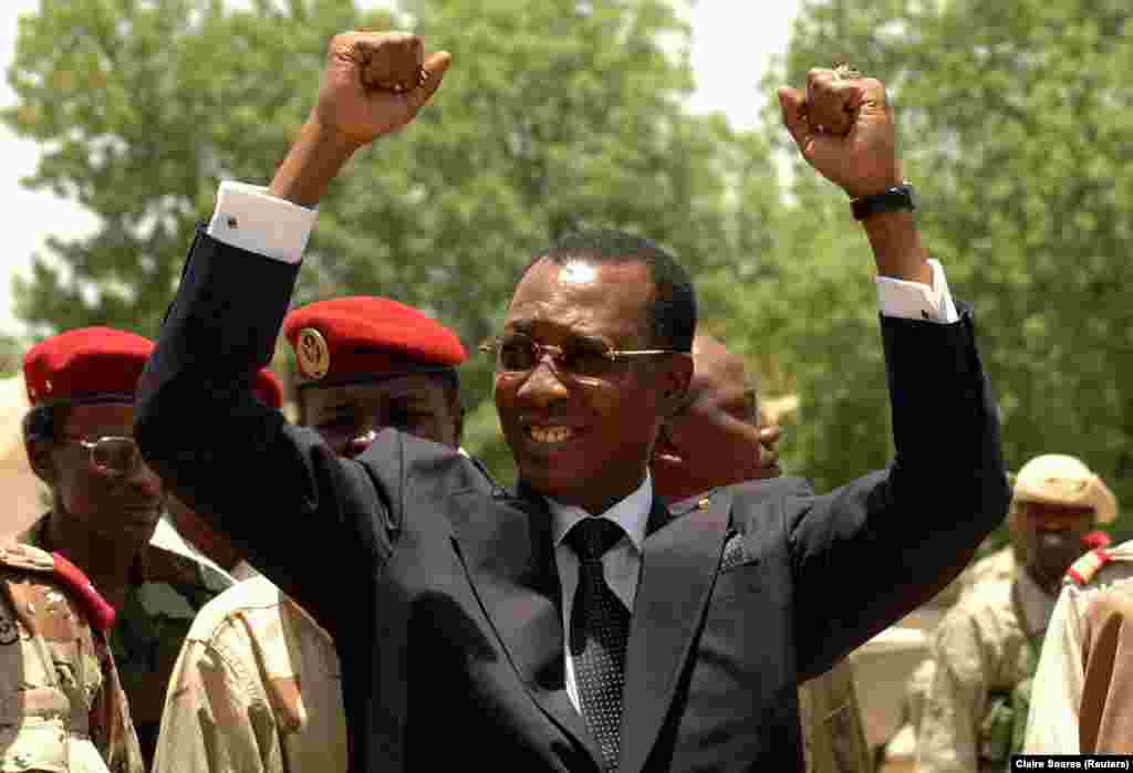Le président tchadien Idriss Deby salue ses partisans dans la capitale N&#39;djamena le 14 avril 2006, un jour après que les insurgés tchadiens ont attaqué N&#39;Djamena dans un assaut par des combattants qui ont juré de mettre fin au règne de Deby et de bloquer une présidentielle du 3 mai 2006.