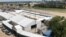 Carpas en Laredo, Texas, que serán usadas para procesar mediante audiencias audiovisuales los pedidos de asilo de inmigrantes. Foto: VOA/Celia Mendoza.