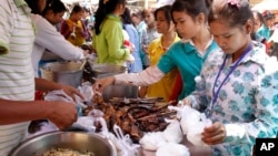 Cambodian garment workers buy some cheap food for their lunch in front of the factory in downtown of Phnom Penh, file photo. 