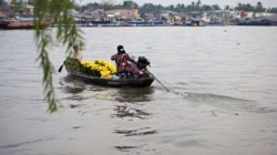 FILE - People cross a river in a wooden boat in Ninh Kieu district of Can Tho in the Mekong Delta region of Vietnam, Feb. 8, 2013. (Photo by Dungvo/Vietnam/VOA reader)