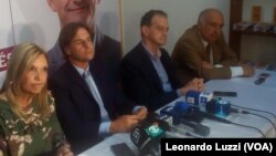 El candidato presidencial del Partido Nacional, Luis Lacalle Pou (segundo desde la izquieda) junto a su compañera de fórmula a la vicepresidencia, Beatriz Argimón, junto al Guido Manini Ríos y Guillermo Doenech del Partido Cabildo Abierto.