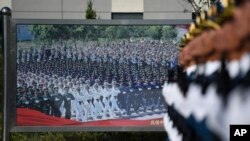 Tentara China berlatih menjelang parade militer 1 Oktober untuk memperingati hari jadi China ke-70, Beijing, 25 September 2019. (Foto: AP)