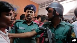 Polisi Bangladesh mengamankan gedung apartemen di mana 2 orang ditusuk hingga tewas di Dhaka, Senin (25/4).