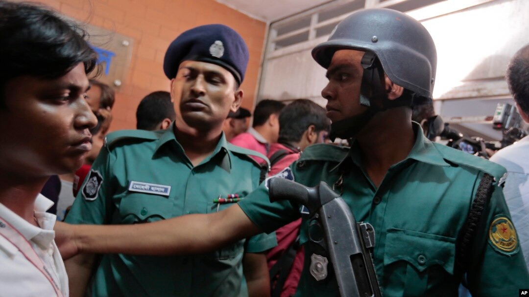 Polisi Bangladesh mengamankan gedung apartemen di mana terjadi pembunuhan oleh militan di Dhaka, 25/4 lalu (foto: dok). Militan ISIS kembali membunuh seorang dokter dalam kekerasan Jumat (20/5).