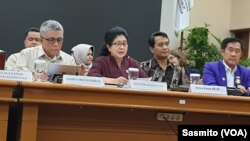 Menteri Kesehatan Nila Moeloek bersama jajarannya saat menggelar konferensi pers soal keamanan petugas medis di Wamena, Papua di Jakarta, Senin (29/9). (Foto: VOA/Sasmito)