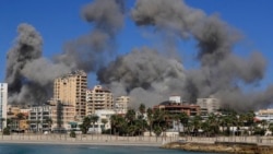 Asap mengepul dari gedung-gedung yang terkena serangan udara Israel di Tyre, Lebanon, Rabu, 23 Oktober 2024. (Mohammad Zaatari/AP)