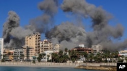 Asap mengepul dari gedung-gedung yang terkena serangan udara Israel di Tyre, Lebanon, Rabu, 23 Oktober 2024. (Mohammad Zaatari/AP)