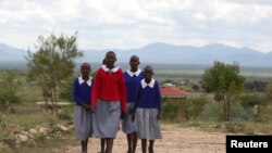 Wanafunzi wasichana wakitembea kwenda shule huko Imbirikani, Kenya. April 2016.