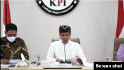 Ketua Komisi Penyiaran Indonesia (KPI) Pusat, Agung Suprio (baju putih) saat memberikan keterangan terkait kasus dugaan perundungan dan pelecehan seksual di lingkungan kerja KPI. Selasa 30 November 2021. (Tangkapan layar)