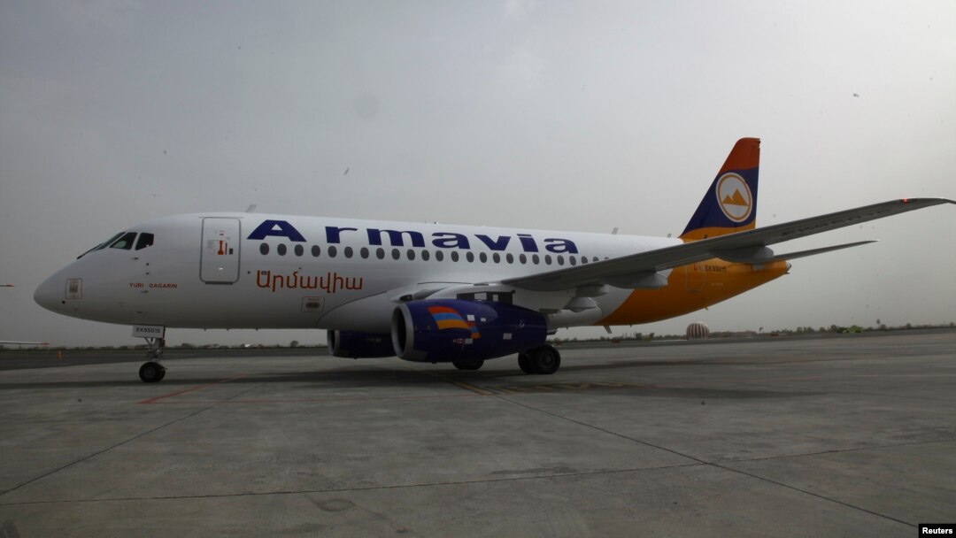 Salah satu pesawat penumpang buatan Rusia, Sukhoi Superjet 100 di bandara Yerevan, Armenia (foto: dok). Rusia mengatakan akan memproduksi MC-21, jet penumpang jarak menengah bermesin ganda.