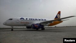 Salah satu pesawat penumpang buatan Rusia, Sukhoi Superjet 100 di bandara Yerevan, Armenia (foto: dok). Rusia mengatakan akan memproduksi MC-21, jet penumpang jarak menengah bermesin ganda.