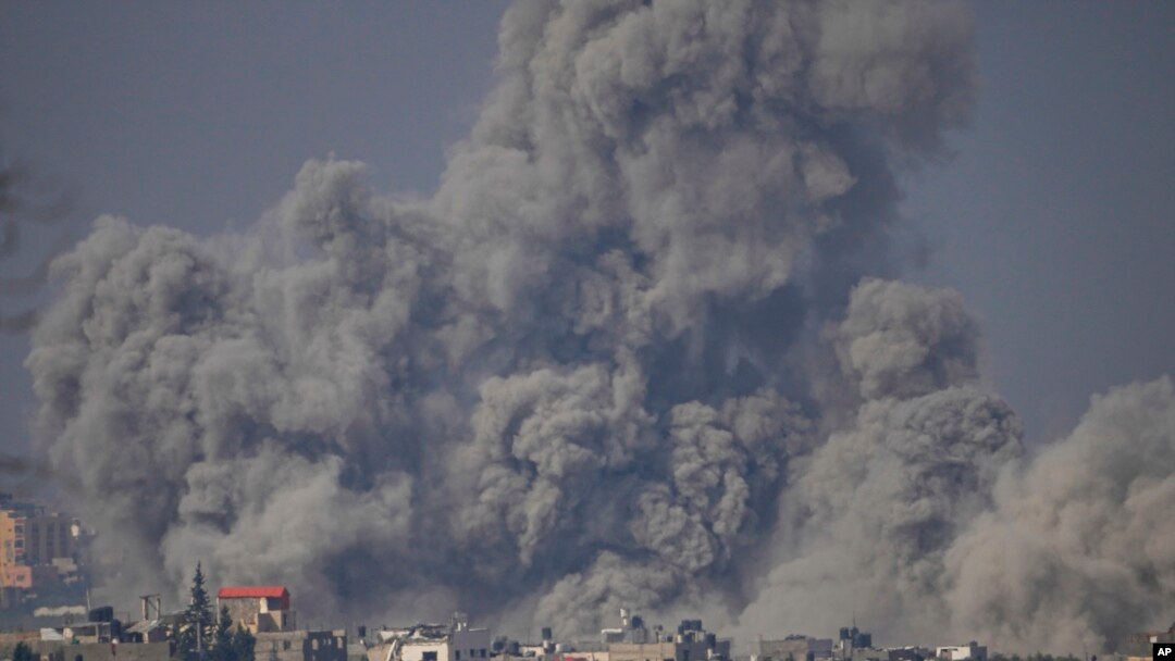 Israel ném bom Gaza bằng nhiều cuộc không kích.