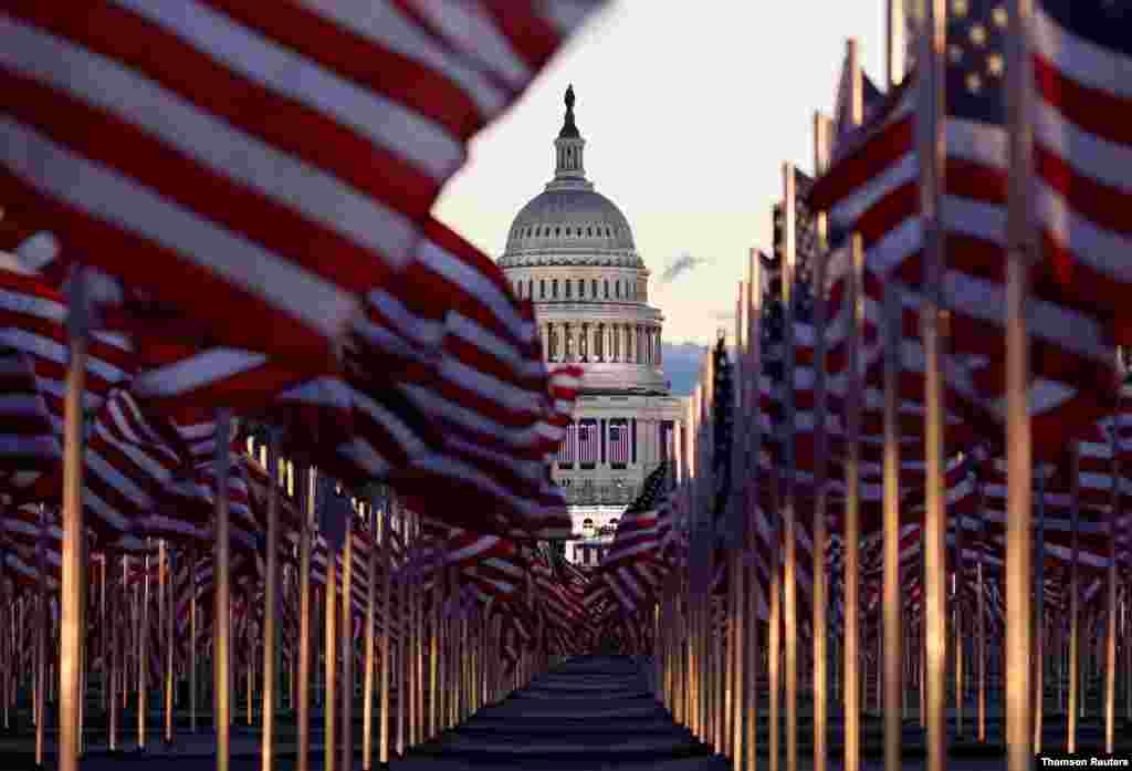 조 바이든 미국 대통령 취임식이 열린 워싱턴 연방 의사당을 배경으로 내셔널몰에 취임을 축하하는 성조기들이 꽂혀있다. 