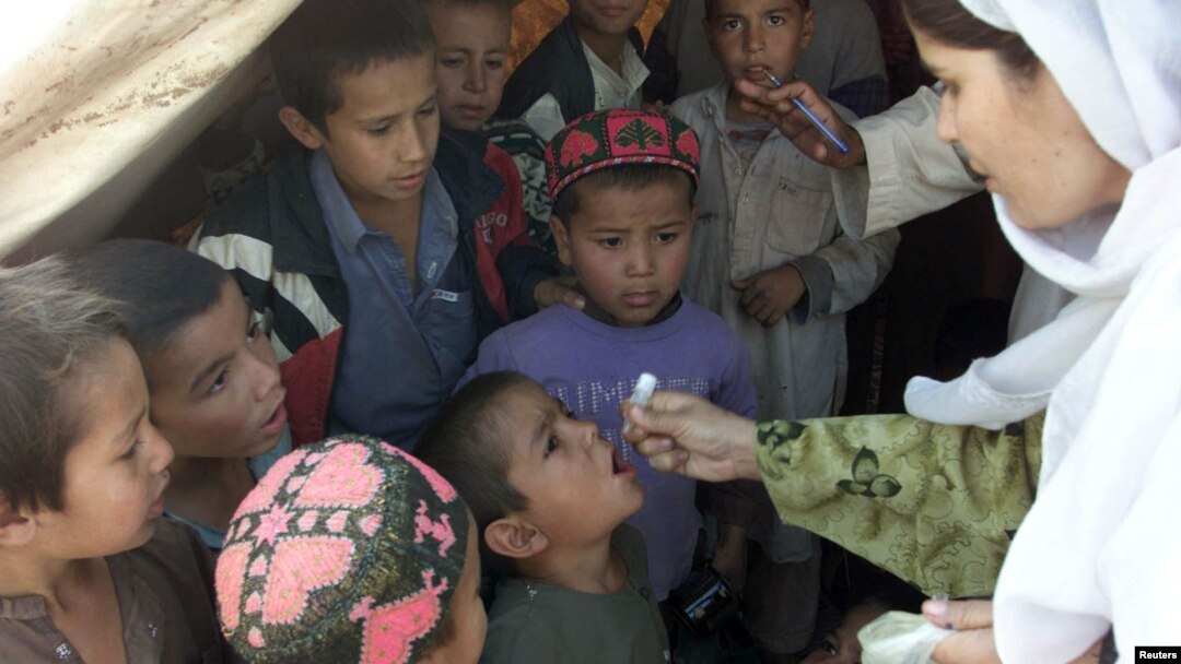 Anak-anak Afghanistan menerima vaksin polio dari seorang perawat di kamp pengungsi dekat kota Peshawar, Pakistan (foto: dok). Amnesty International mendesak perlindungan terhadap orang tua dan anak-anak di kamp-kamp pengungsi pada musim dingin.