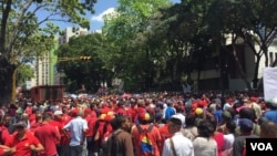 Cientos de partidarios del presidente de Venezuela, Nicolás Maduro y empleados públicos marcharon en Caracas para manifestar su respaldo al mandatario tras un intento de atentado con drones. Agosto 6 de 2018. Foto: Álvaro Algarra, VOA.