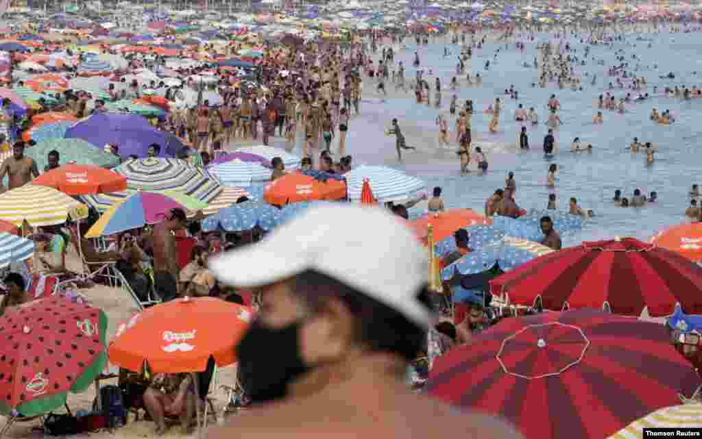브라질이 신종 코로나바이러스 사태로 카니발 축제를 금지한 가운데 리우데자이루의 해변에 사람들이 몰려 있다. 