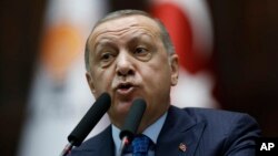 El presidente de Turquía, Recep Tayyip Erdogan, se dirige a los parlamentarios de su partido en el parlamento de Ankara, el martes 25 de diciembre de 2018. 