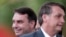 El senador brasileño Flavio Bolsonaro sonríe junto al presidente brasileño Jair Bolsonaro después del lanzamiento de un nuevo partido político, la Alianza por Brasil (APB) en Brasilia, el 21 de noviembre de 2019.