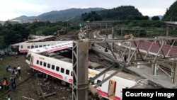 L'épave du train qui s'est renversé dans le comté de Yilan, à Taiwan, le 21 octobre 2018. 