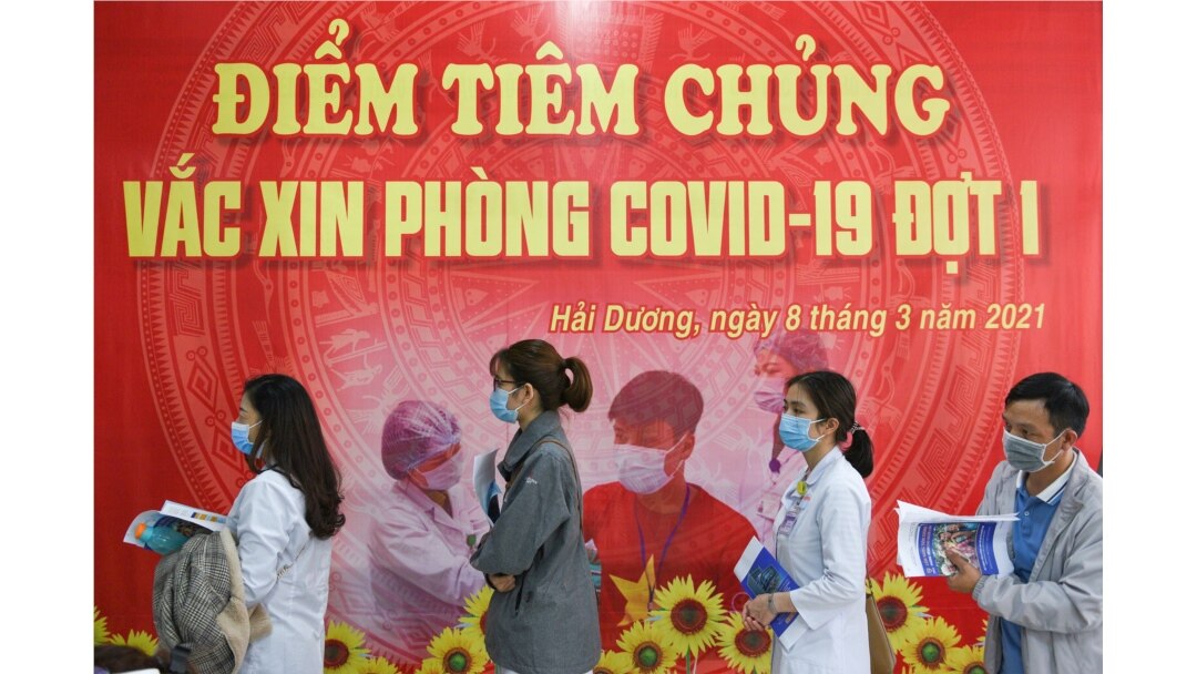 Vaksinasi para petugas kesehatan di Rumah Sakit Penyakit Tropis Hai Duong, provinsi Hai Duong, Vietnam, 8 Maret 2021.