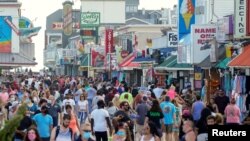 Warga menikmati suasana akhir pekan "Memorial Day" (Hari Pahlawan) di Ocean City, Maryland, 23 Mei 2020, di tengah pandemi corona. 