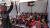 Anak-anak mengikuti kelas yang diajarkan oleh Israa Abu Mustafa (30) di tenda di tengah reruntuhan akibat perang antara Israel dan Hamas di Khan Yunis, Gaza Selatan, 4 September 2024. (Foto: AFP)