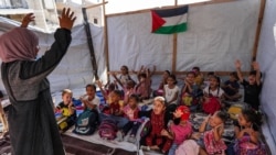 Anak-anak mengikuti kelas yang diajarkan oleh Israa Abu Mustafa (30) di tenda di tengah reruntuhan akibat perang antara Israel dan Hamas di Khan Yunis, Gaza Selatan, 4 September 2024. (Foto: AFP)