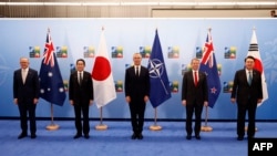 出席北约峰会的日本、韩国、澳大利亚和新西兰的政府首脑2023年7月12日与北约秘书长延斯·斯托尔滕贝格（中）合影。（法新社）