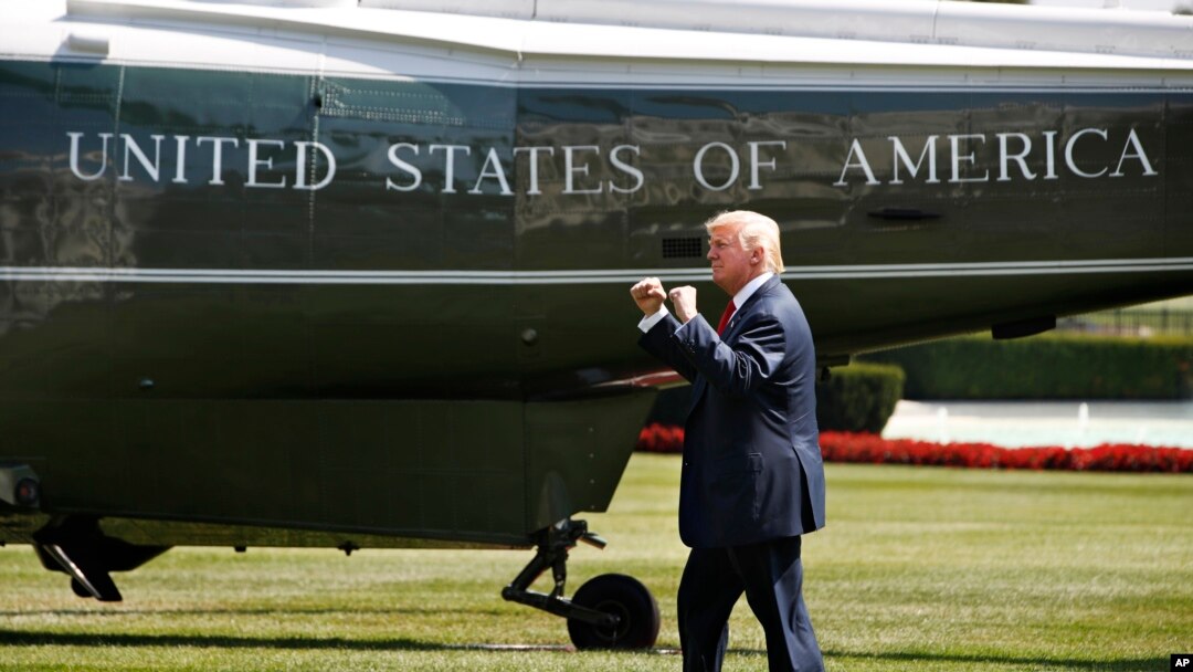 Presiden Donald Trump berjalan di South Lawn Gedung Putih sebelum menaiki helikopter Marine One untuk terbang ke pangkalan Angkatan Udara Andrews, dalam perjalanan liburan ke Bedminster, N.J., 4 Agustus 2017.