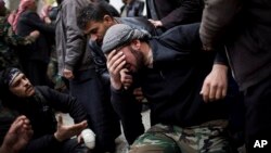 Borac pobunjeničke Slobodne sirijske armije plače na sahrani saborca poginulog u sukobu sa vladinim snagama