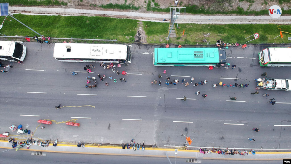 Vista aérea de los buses donde cientos de venezolanos esperaron para seguir camino a la frontera, de regreso a su país. [Foto: Diego Huertas]&nbsp;