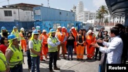 Francisco Álvarez, funcionario regional de salud pública, habla con trabajadores portuarios en Valparaíso, Chile, sobre el nuevo coronavirus. Enero 23, 2020. Foto: Reuters.