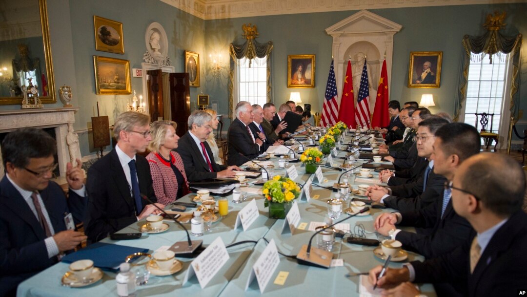 Menlu Rex Tillerson, kiri tengah, bertemu dengan Anggota Dewan Negara China Yang Jiechi dan Fang Fenghui pada pertemuan diplomatik dan dialog keamanan di Deplu AS di Washington, Rabu, 21 Juni 2017 (foto: AP Photo/Cliff Owen)