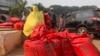 Les sacs de riz qu’une famille a acheté lors de la vente promotionnelle à Yaoundé au Cameroun le 13 janvier 2025. (Emmanuel Jules Ntap / VOA)