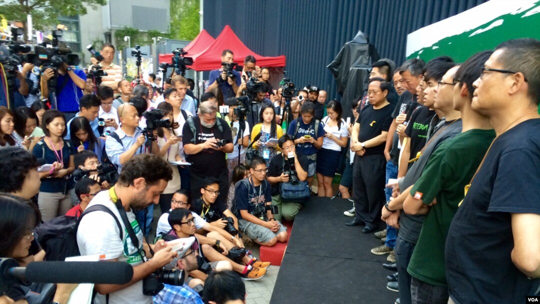 Líderes del movimiento pro-democracia durante una conferencia de prensa en que anunciaron el incremento de la desobediencia civil en Hong Kong.