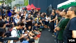 Líderes del movimiento pro-democracia durante una conferencia de prensa en que anunciaron el incremento de la desobediencia civil en Hong Kong.
