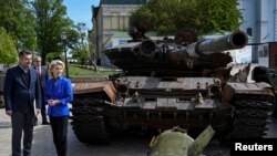 La presidenta de la Comisión Europea Ursula von de Leyen visita una exposicion de vehículos militares rusos destruidos en el centro de Kiev, Ucrania, el 9 de mayo de 2023.