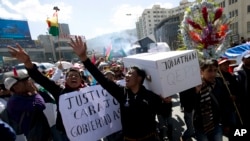 Students from El Alto Public University shout slogans against the government of President Evo Morales and carry a mock coffin representing Jonathan Quispe, a student who was killed in clashes, in La Paz, Bolivia, May 28, 2018.