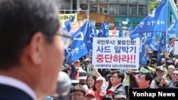 27일 홍준표 자유한국당 대통령 후보가 경상북도 김천역에서 유세를 진행하는 도중 현지 주민들이 '사드' 반대 시위를 벌이고 있다. 