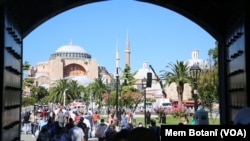 Muslim Turki kembali melakukan salat Jumat yang pertama kali di Hagia Sophia di kota Istanbul, setelah 86 tahun, Jumat (24/7). 