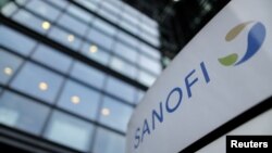 Logo Sanofi di kantor pusat Paris, 30 Oktober 2014. (Foto:dok)