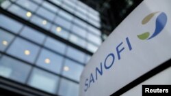 Logo Sanofi di depan pintu masuk kantor pusat perusahaan pembuat obat-obatan asal Perancis. (REUTERS/Christian Hartmann/File Photo)