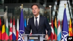 El secretario general de la OTAN, Mark Rutte, hace una declaración tras reunirse con una delegación surcoreana de alto nivel en la sede de la OTAN en Bruselas el lunes 28 de octubre de 2024. (AP Foto/Virginia Mayo).