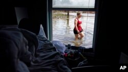 Emili Fransoa ispred svoje poplavljene kuće u Žan Lafitu, u Luizijani 1. septembra 2021. (Foto: AP) 
