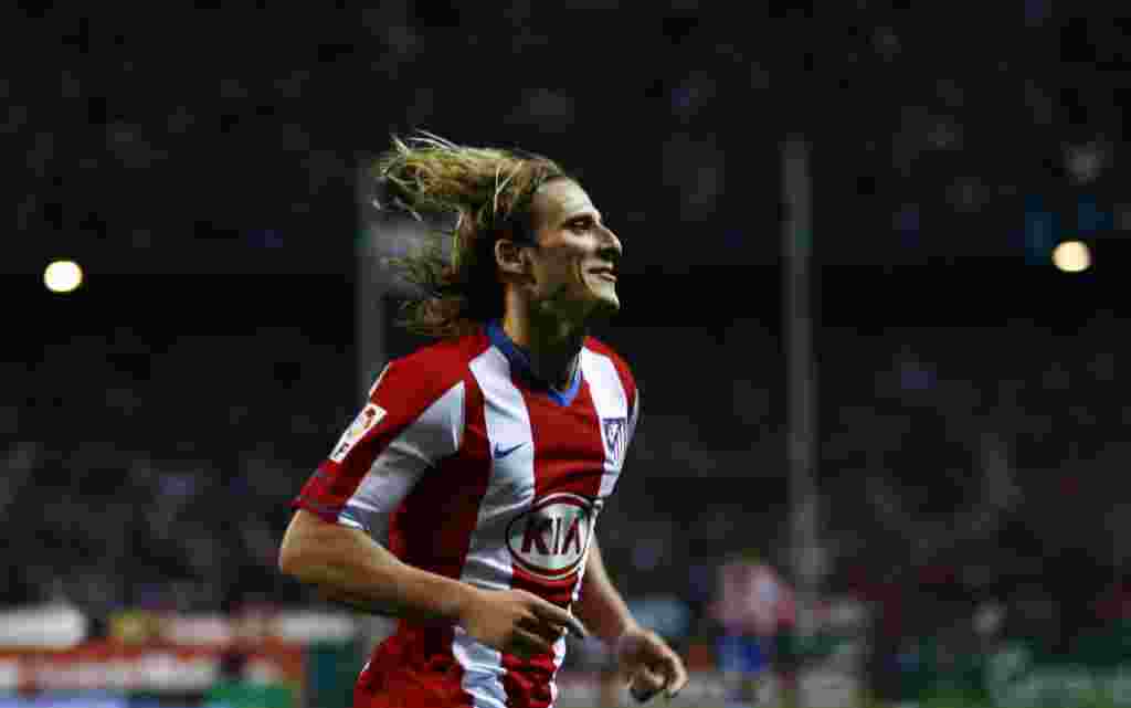 Diego Forlán celebra su victoria contra el F.C. Barcelona durante el campeonato español.