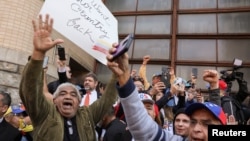 Partidarios del diputado opositor Juan Guaidó celebran un mitin frente a la embajada de Venezuela en Washington DC, en mayo de 2019.