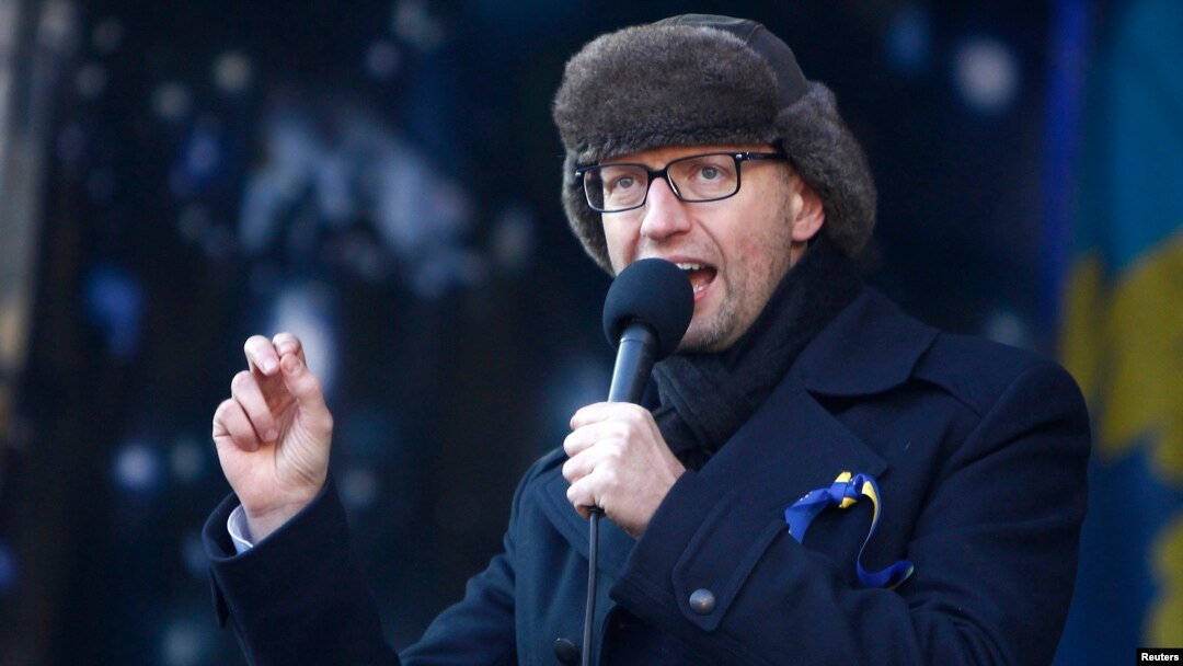 Pemimpin oposisi Arseny Yatsenyuk menyampaikan pidato dalam aksi protes anti-pemerintah di pusat kota Kyiv (2/2).